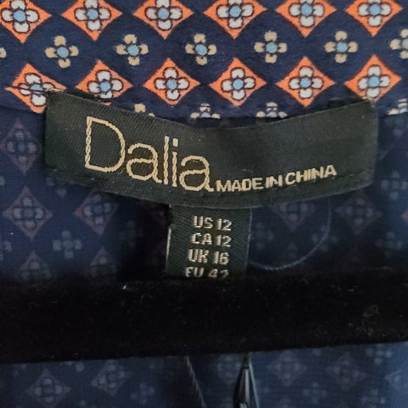 Lined shift dress w/ buttons & flower pattern NWT - Picture 5 of 9